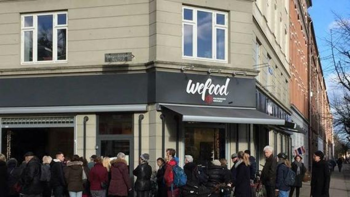 Colas a las puertas del supermercado WeFood, el pasado día 22, cuando abrieron sus puertas.-WEFOOD