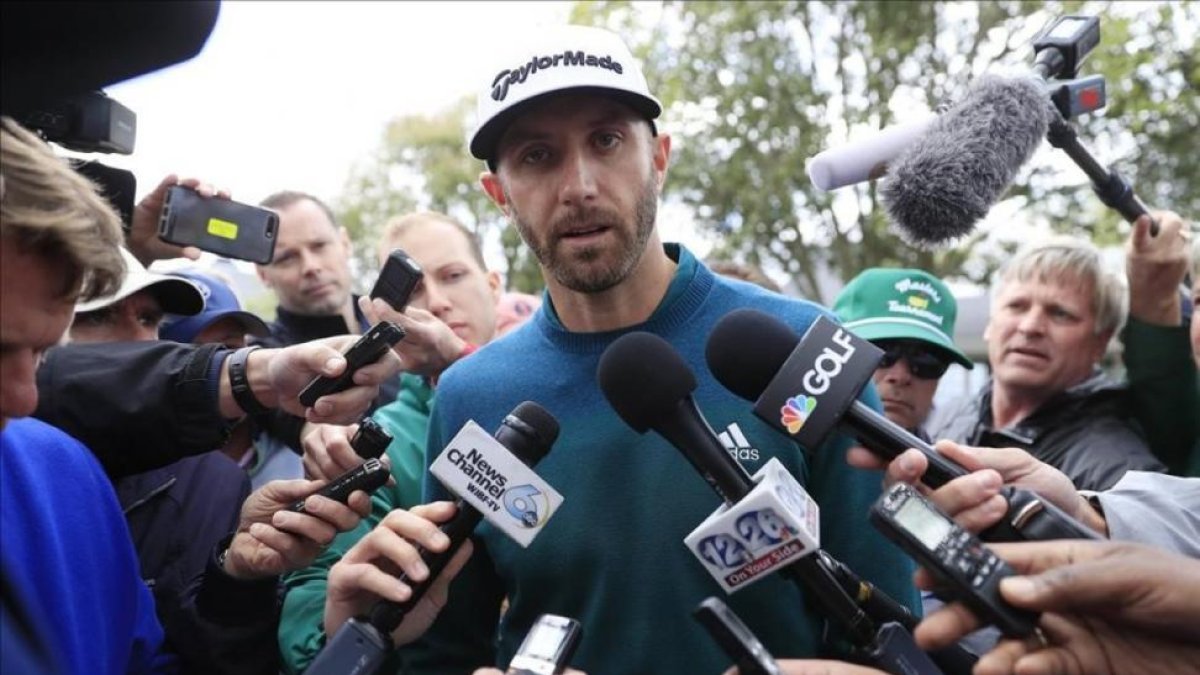 Dustin Johnson atiende a los periodistas tras anunciar su retirada de Augusta-TANNEN MAURY