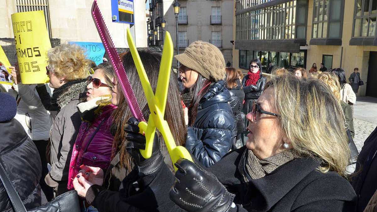 Concentración de peluqueros ante las puertas de Hacienda el pasado 17 de febrero. / ÁLVARO MARTÍNEZ-