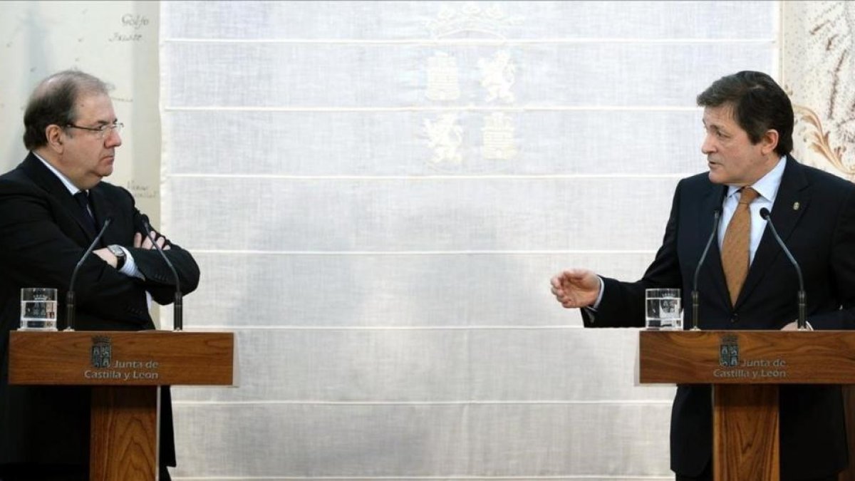 Los presidentes de la Junta de Castilla y León, Juan Vicente Herrera, y del Principado de Asturias, Javier Fernandez, este lunes después de mantener una reunión.-EFE/ NACHO GALLEGO