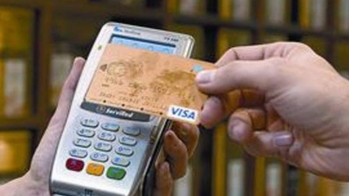 Pago con una tarjeta 'contactless' en un TPV.-ALBERT BERTRAN