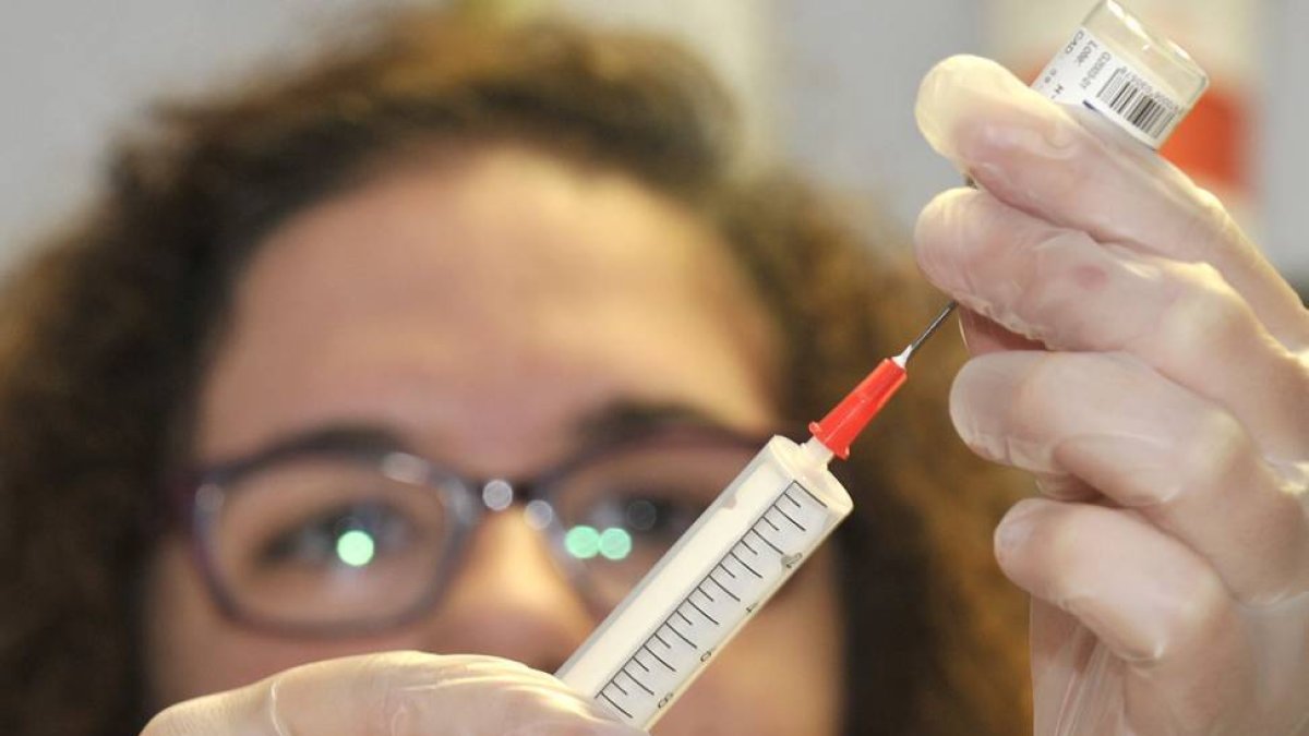 Sanitaria soriana durante la preparación de una vacuna en el complejo hospitalario.-VALENTÍN GUISANDE