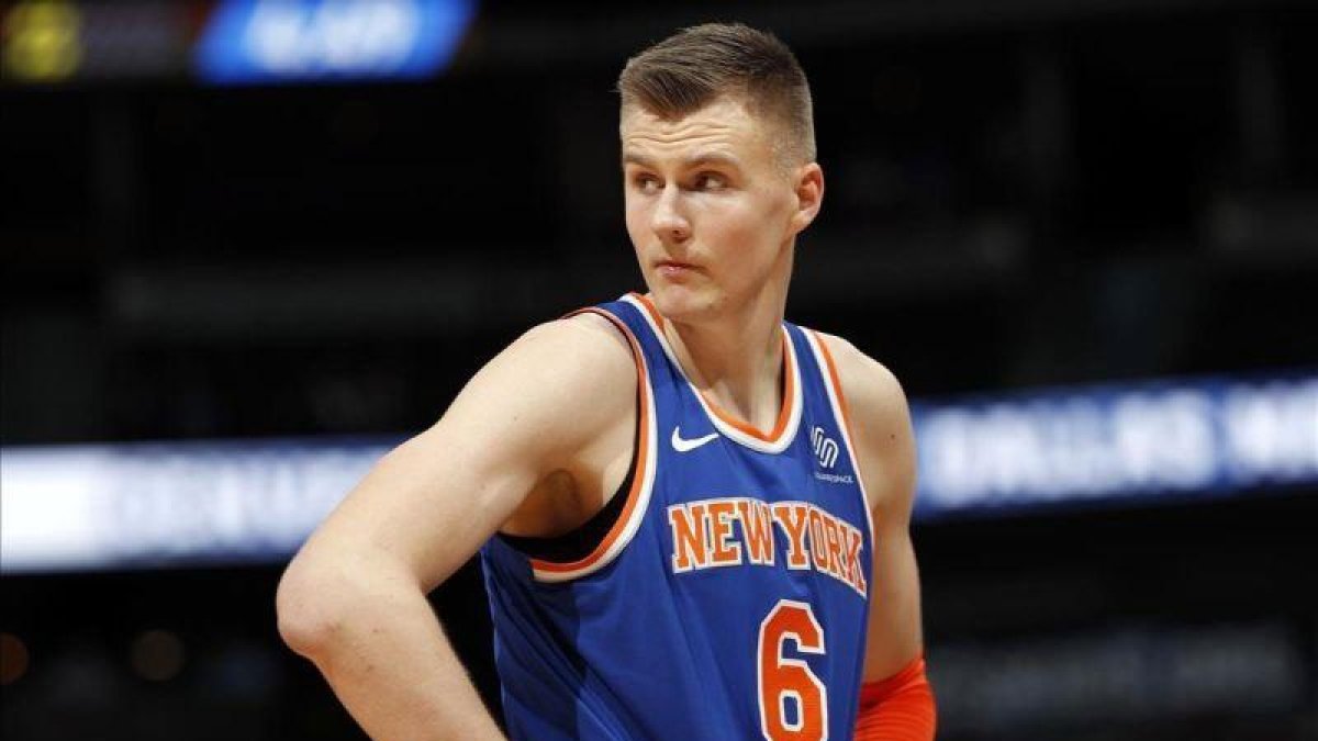 Kirstaps Porzingis, con la camiseta de los Knicks.-DAVID ZALOBOWSKI (AP)