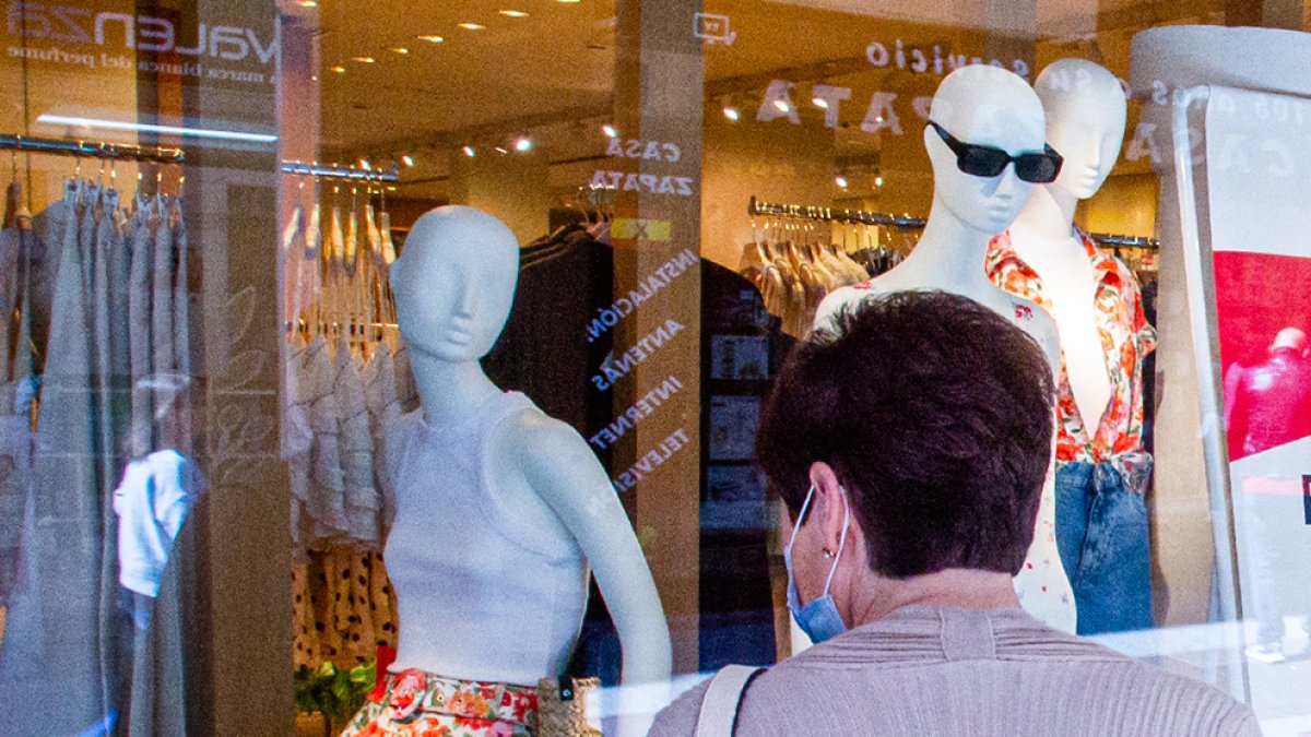Escaparate de un comercio en la capital. MARIO TEJEDOR
