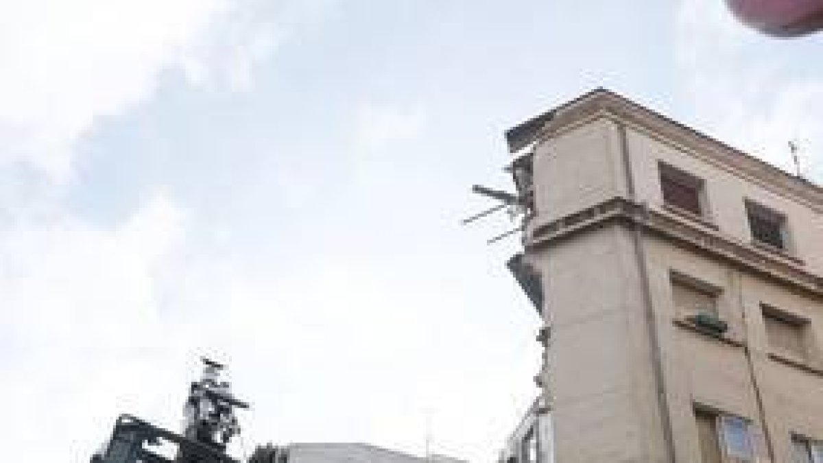 Una grúa junto al edificio semiderruido en el distrito de Tetuán de Madrid.-EFE / FERNANDO ALVARADO