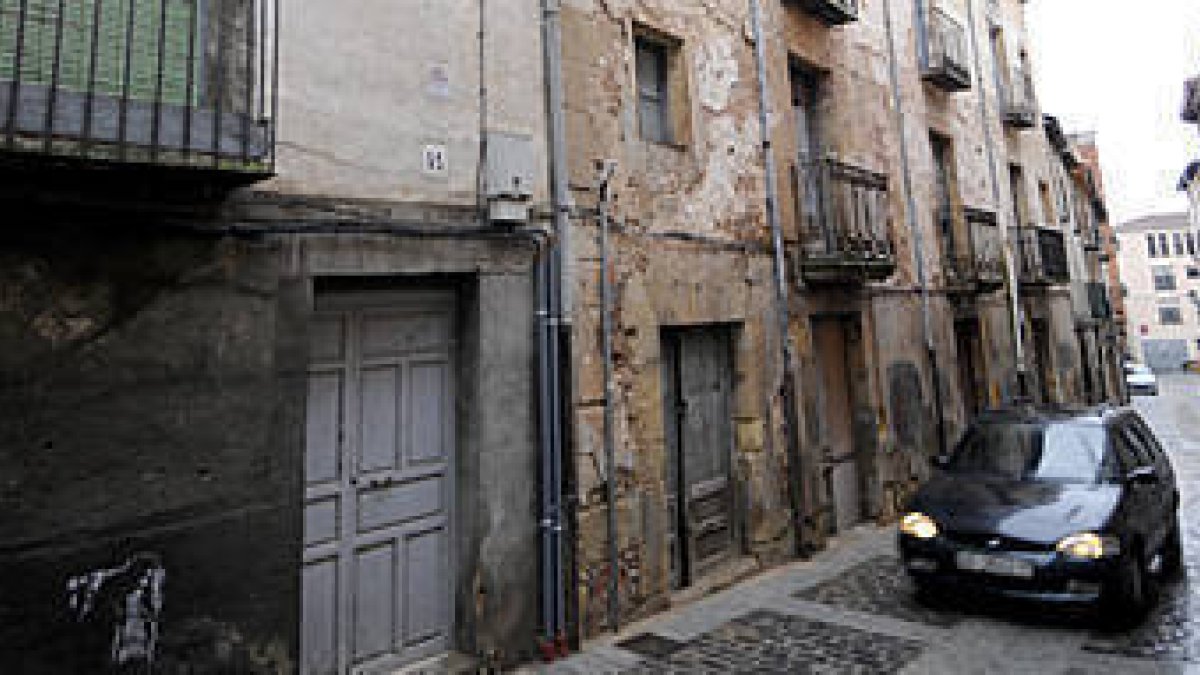 Uno de los muchos inmuebles antiguos de la calle Real. / VALENTÍN GUISANDE-