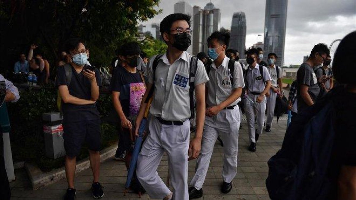 Jóvenes estudiantes se manifiestan en Hong Kong, este lunes.-LILIAN SUWANRUMPHA (AFP)