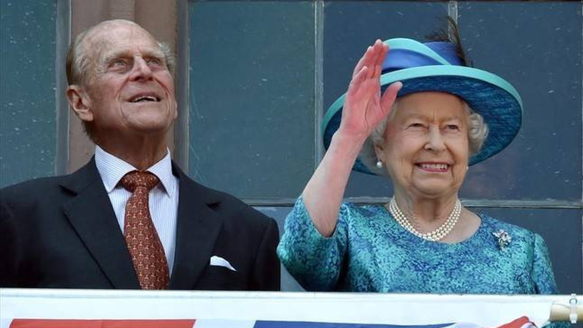 La reina Isabel II y su marido, el príncipe de Edimburgo, este jueves en Fráncfort, con motivo de su visita a Alemania.-Foto: AP / BORIS ROESSLER