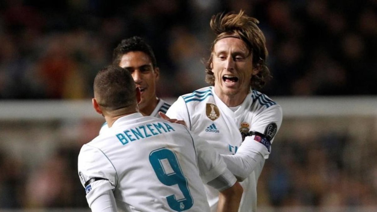 Modric se abraza a Benzema en un partido de Champions.-REUTERS