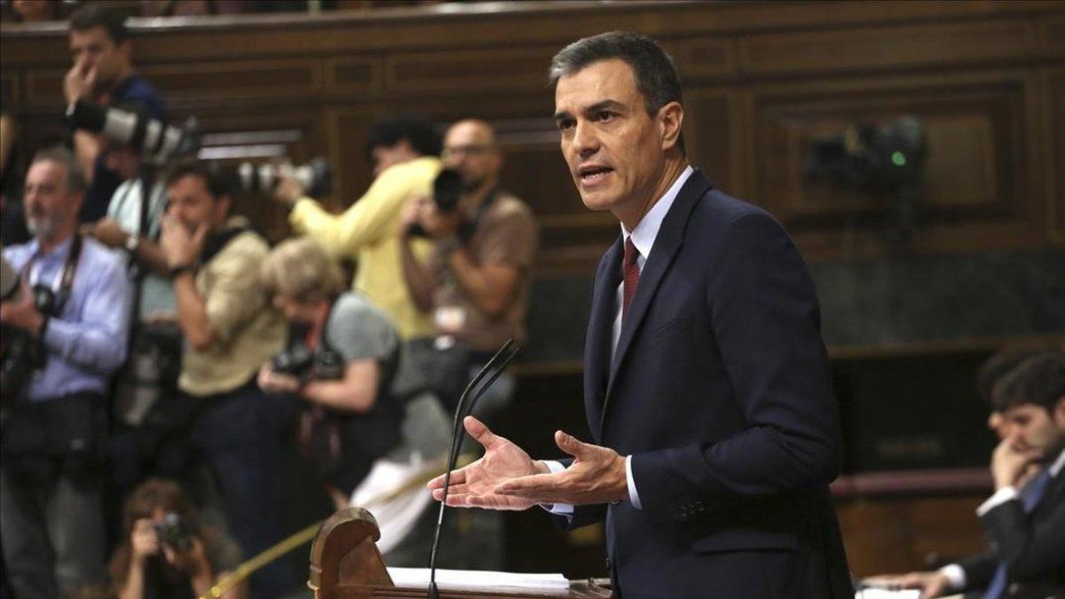 Pedro Sánchez, en la primera sesión del debate de investidura.-DAVID CASTRO