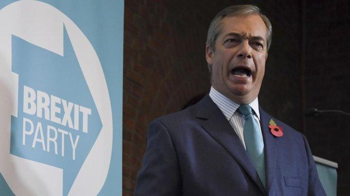 El líder del Partido del Brexit, Nigel Farage, en una conferencia de prensa, este viernes, en Londres.-ALBERTO PEZZALLI (AP)