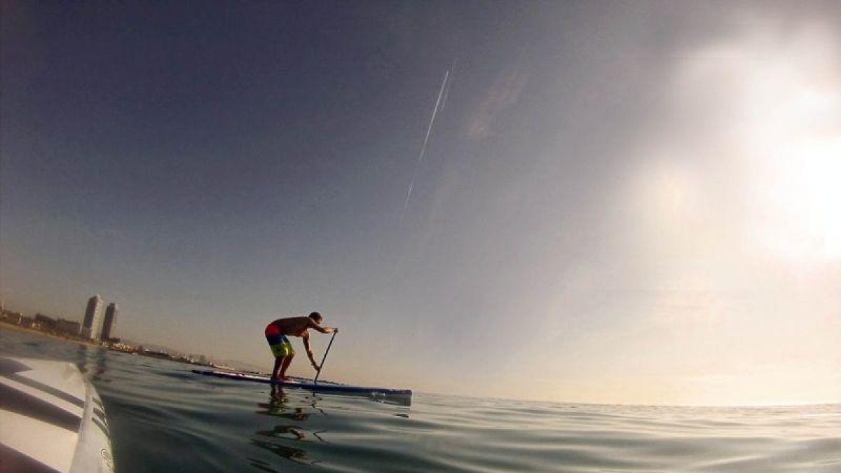 Un paddlesurfero del Molokai SUP Center de Barcelona.-MOLOKAI SUP CENTER DE BARCELONA (ARCHIVO)