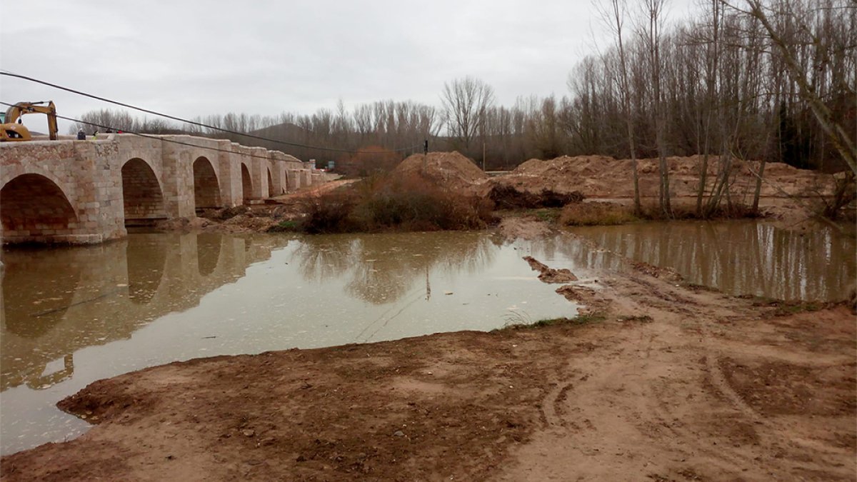 Las obras en el puente de Langa hicieron que se habilitase una pasarela temporal que la crecida dejó impracticable. HDS