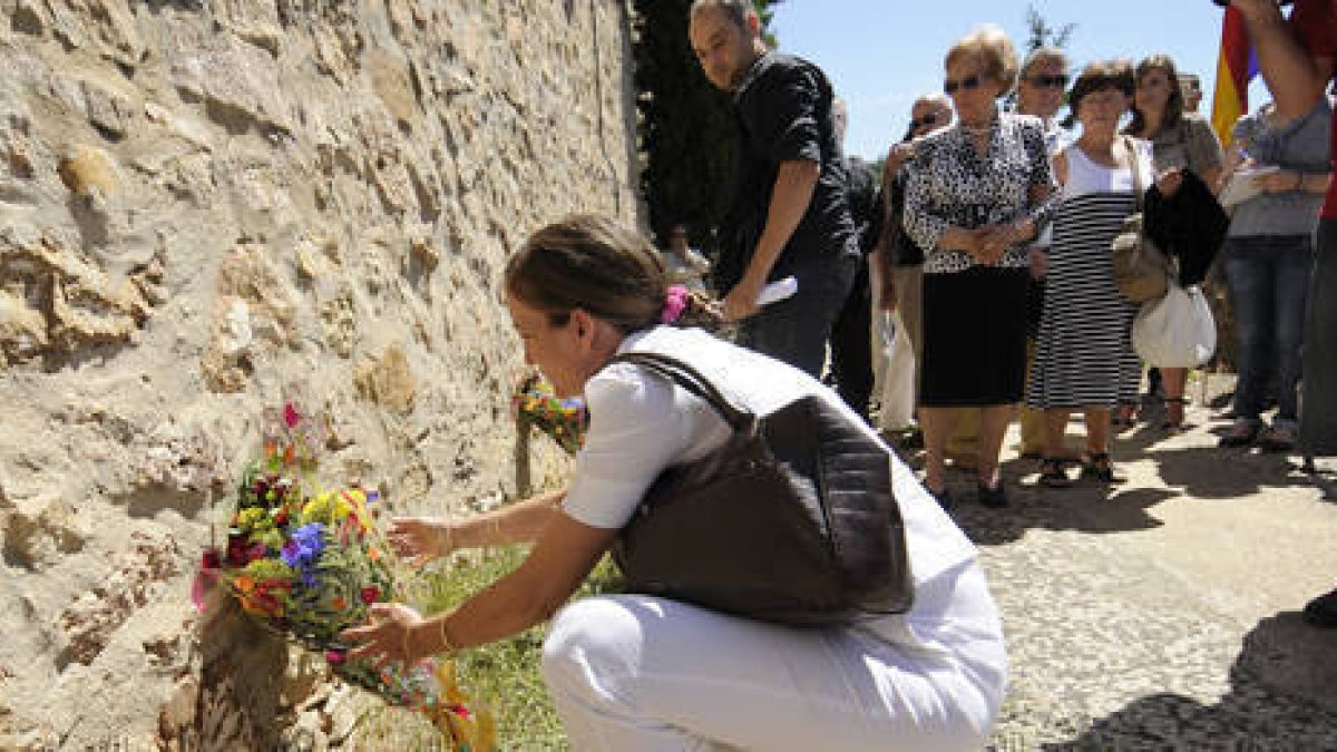 Uno de los actos celebrados ayer en el cementerio soriano fue en una de las tapias donde fusilaron a muchos civiles. / ÚRSULA SIERRA-