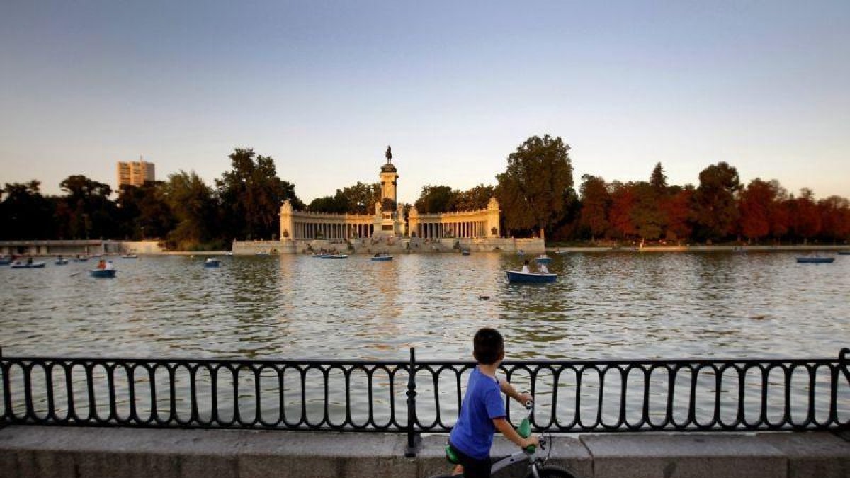 El lago del Parque del Retiro, en Madrid.-JOSÉ LUIS ROCA