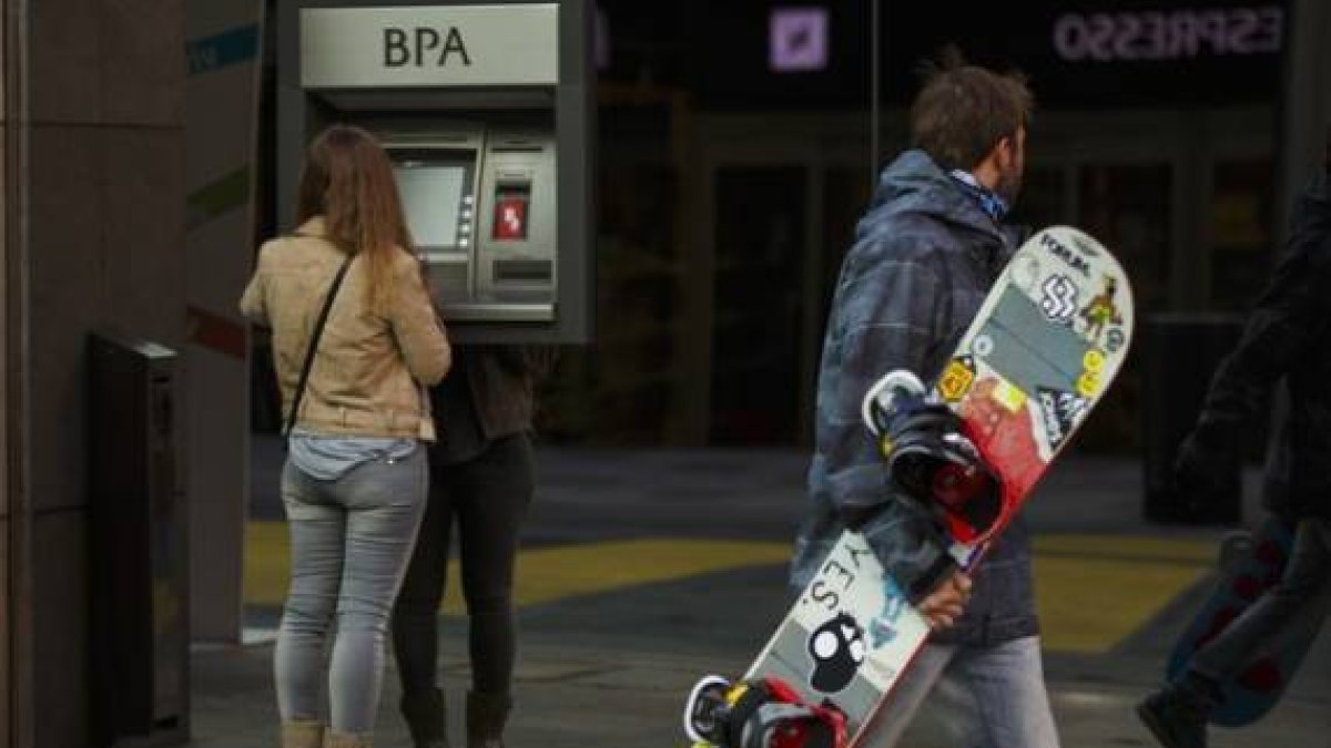 Una mujer usando el cajero automático de la sede del BPA.-Foto: SERGIO PEREZ / REUTERS