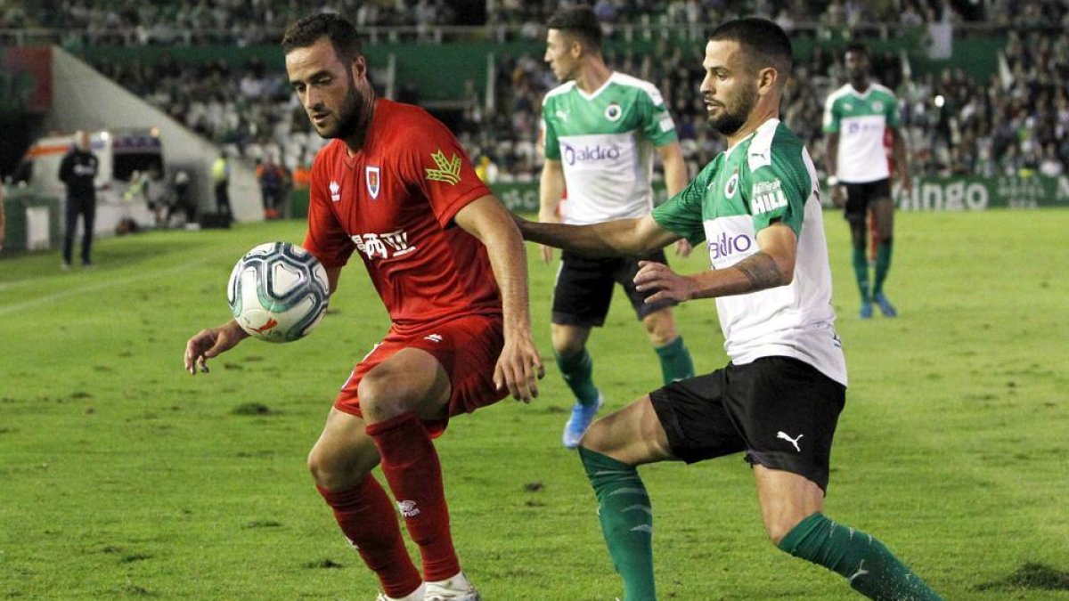Higinio, que fue titular el sábado en El Sardinero, es el único delantero rojillo que ha visto puerta este curso.-Área 11