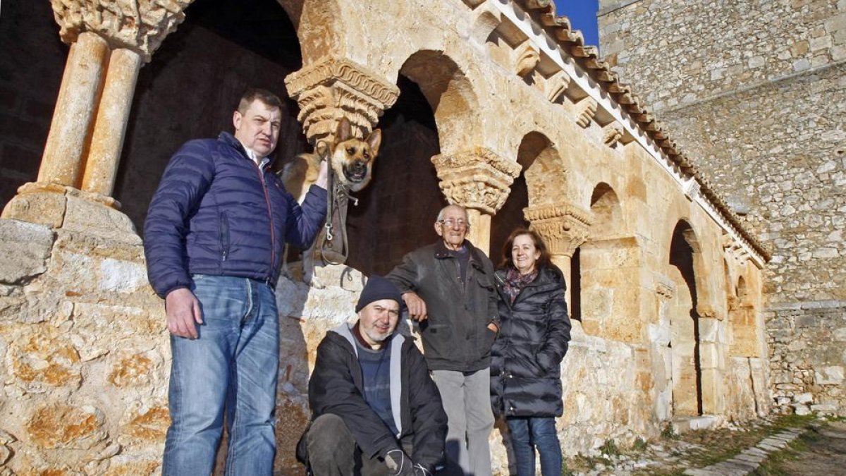 Vicente L. Álvarez,en cuclillas, junto a varios vecinos en Andaluz-Mario Tejedor