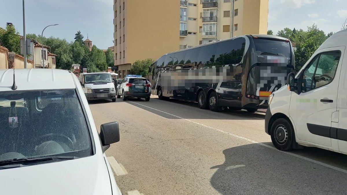 La Guardia Civil interviene en el autobús en el que viajaba la persona detenida. HDS