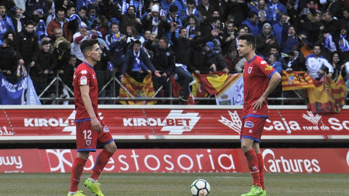 Pere Milla y Manu del Moral se disponen a sacar de centro en el partido ante el Zaragoza.-Valentín Guisande