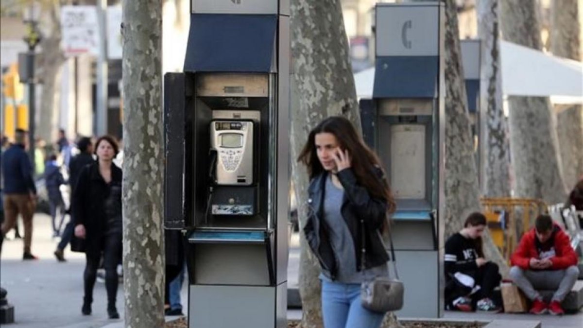 Cabina telefónica en la plaza de Cataluña de Barcelona.-/ RICARD CUGAT