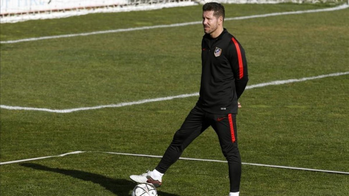 Diego Pablo Simeone, durante el entrenamiento de hoy en la ciudad deportiva del Atlético.-EFE / KIKO HUESCA