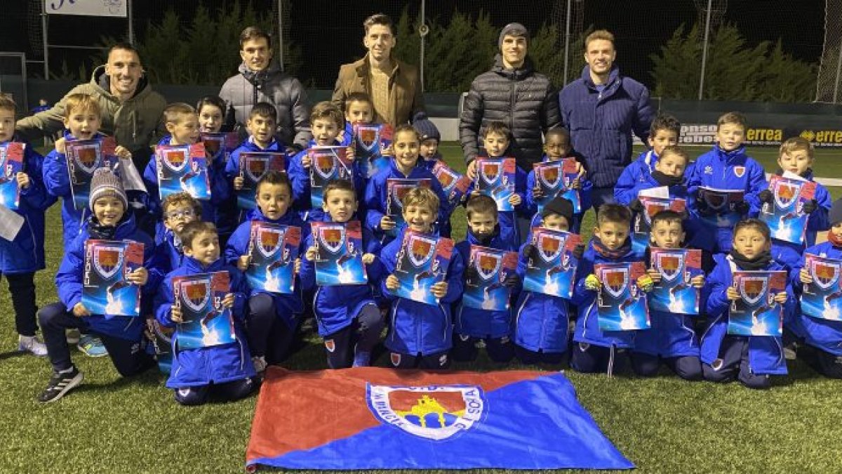 Las jóvenes promesas recibieron los primeros álbumes de cormos del CD Numancia de la mano de jugadores del primer equipo. HDS