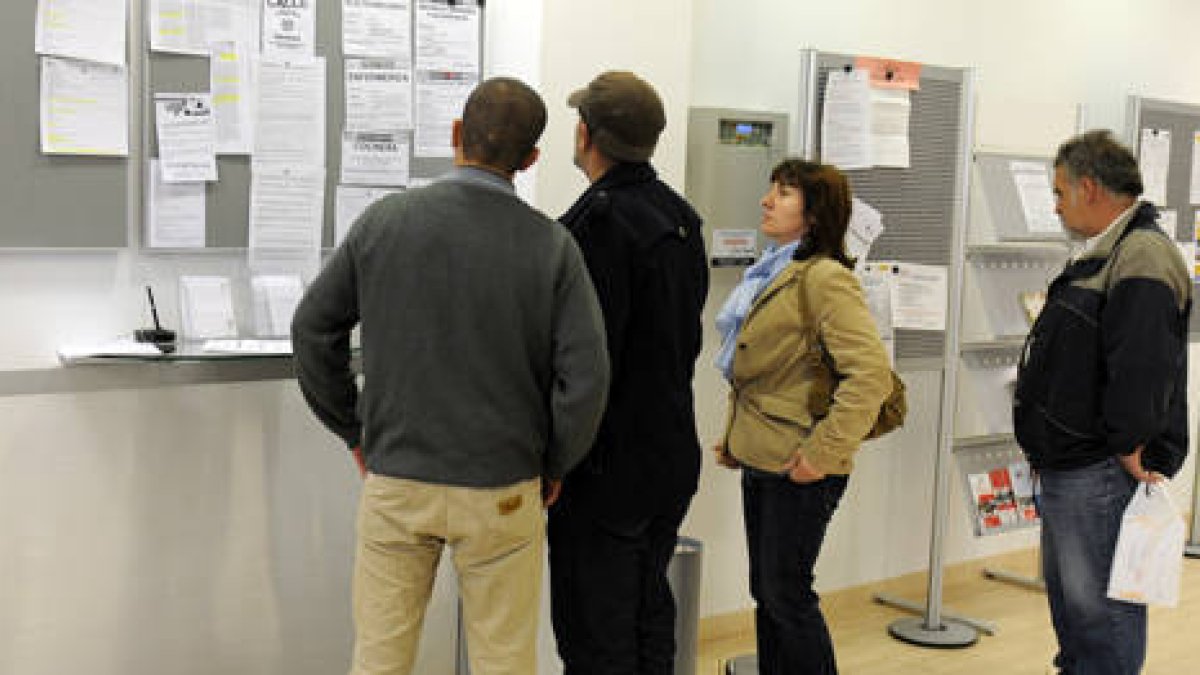 Parados revisando las ofertas en la oficina de Soria. / V. G. -