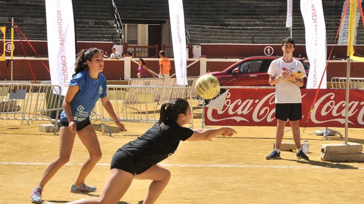 Uno de los partidos con los que comenzó ayer el III Torneo de Voley Plaza.-Valentín Guisande