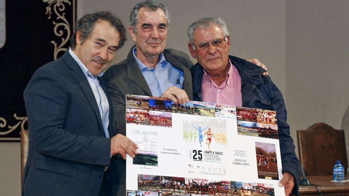 Irigoyen, Caballero y Pérez en uno de los momentos de la gala de ayer para conmemorar el 25 aniversario del Cross de Soria.-Mario Tejedor