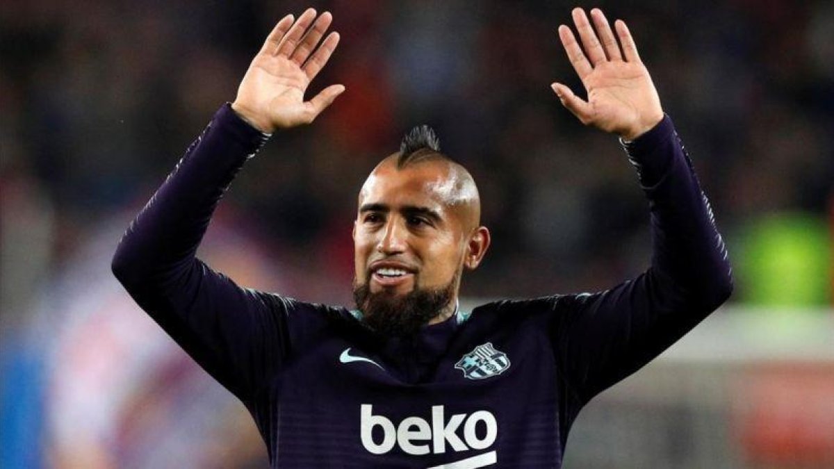 Arturo Vidal, durante el calentamiento antes del partido frente al Celta.-REUTERS / ALBERT GEA