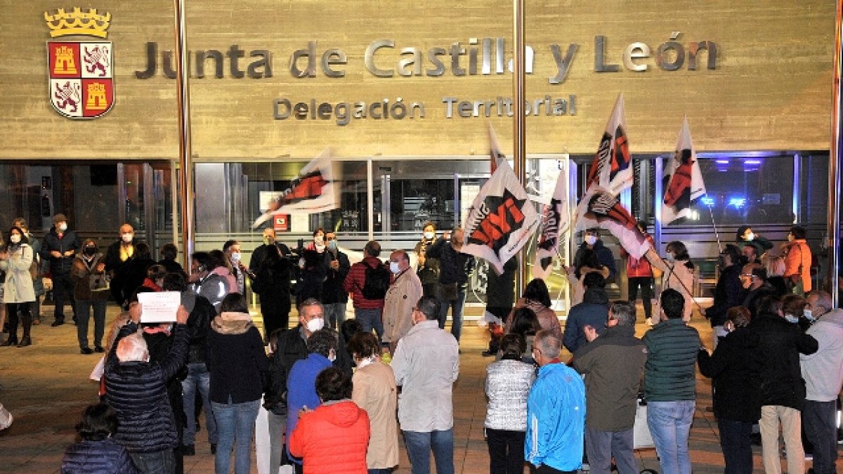 Protesta, ayer, a las puertas de la delegación de la Junta en Soria. VALENTÍN GUISANDE