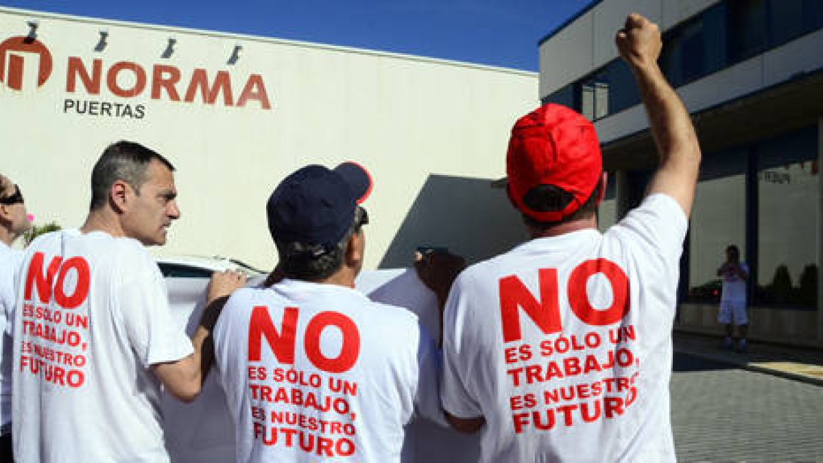 Uno de los actos de protesta ante las puertas de la fábrica./ A. M.-