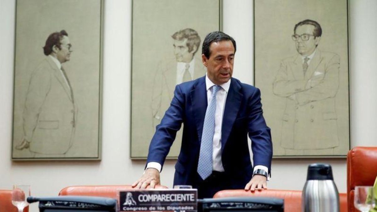 El consejero delegado de CaixaBank, Gonzalo Gortazar, durante su comparecencia en la comision del Congreso que investiga la crisis financiera y el rescate bancario.-EMILIO NARANJO (EFE)
