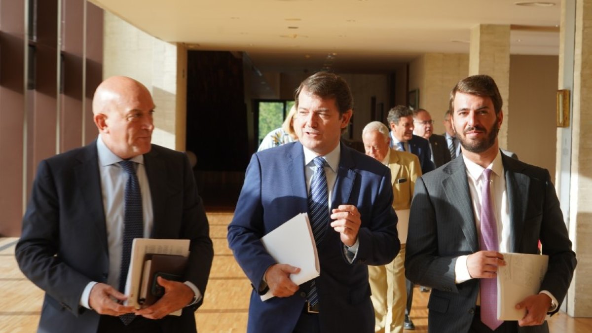 Carnero, Fernández Mañueco y García-Gallardo llegan el Pleno. MÍRIAM CHANCÓN-ICAL