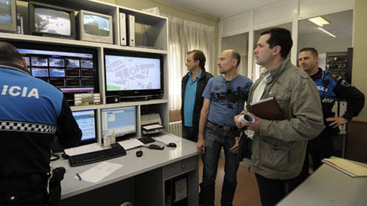 Luis Bonilla y José Antonio Leal durante su visita de ayer al cuartel de la Policía Local. / ÚRSULA SIERRA-