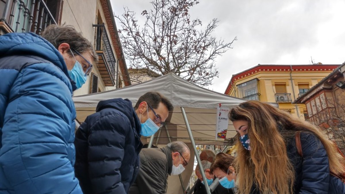 Sorianos firmando en la mesa de Soria Ya colocada en el centro de la capital. A.C.