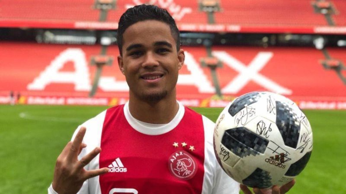 Justin Kluivert, con el balón firmado por sus compañeros.-AFC AJAX