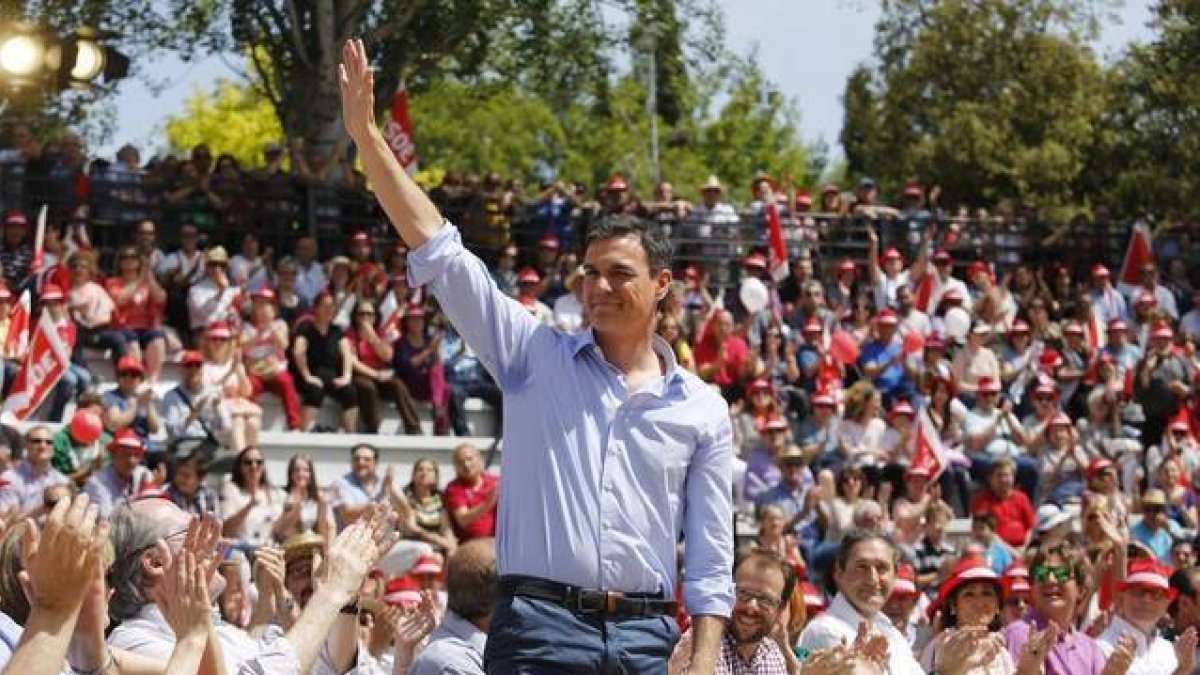 Pedro Sánchez en la Fiesta de la Rosa en Fuenlabrada.-Foto: AGUSTÍN CATALÁN
