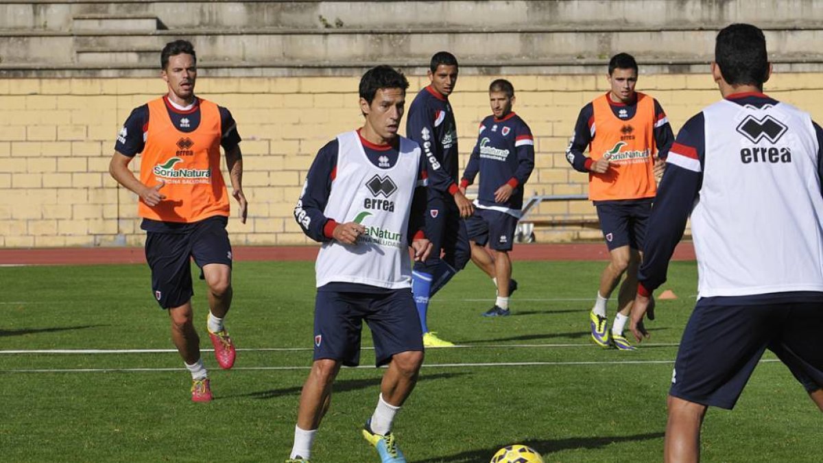 Javier del Pino durante el entrenamiento de ayer en el anexo de Los Pajaritos.-VALENTÍN GUISANDE