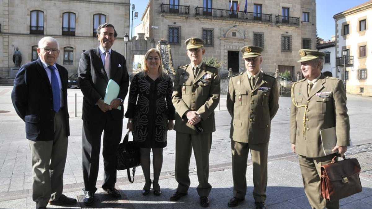 Ruiz Liso, Marichalar, Jiménez, Romero, Velasco y Pérez Amo ante el pebetero de Numancia.-VALENTÍN GUISANDE
