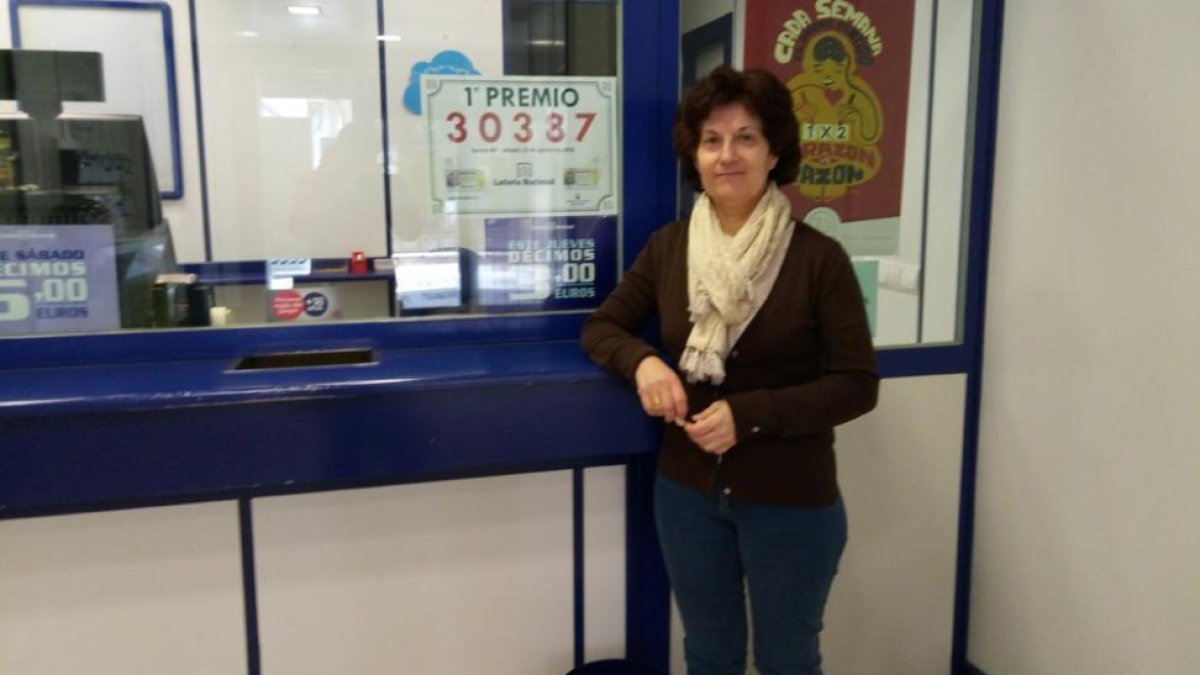 Eloísa Gracia posa en la mañana de ayer en el mostrador de la administración.-TOÑO CARRILLO