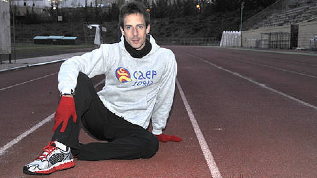 El atleta que entrena en las instalaciones del Caep Soria, Alberto Lozano. / VALENTÍN GUISANDE-