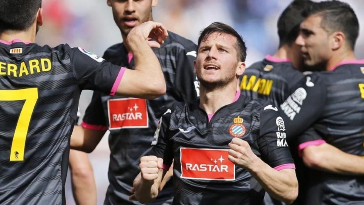 Pablo Piatti celebra con sus compañeros el gol anotado en La Rosaleda.-EFE / JORGE ZAPATA