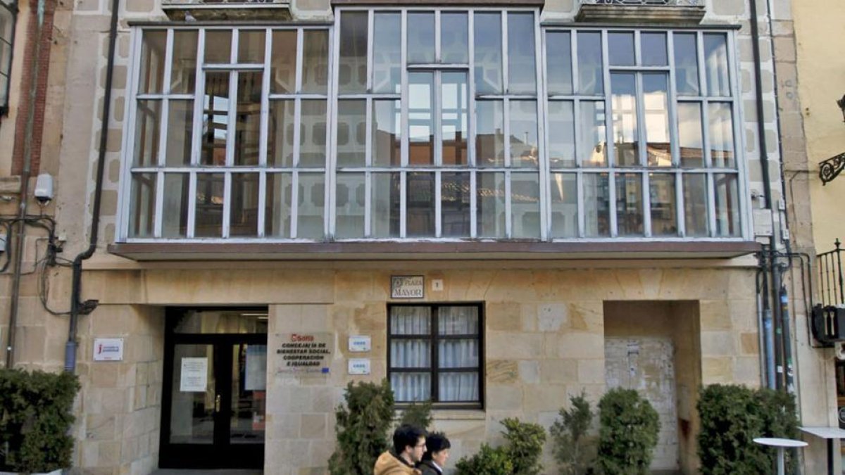 Edificio de los servicios sociales, en la plaza Mayor-Mario Tejedor