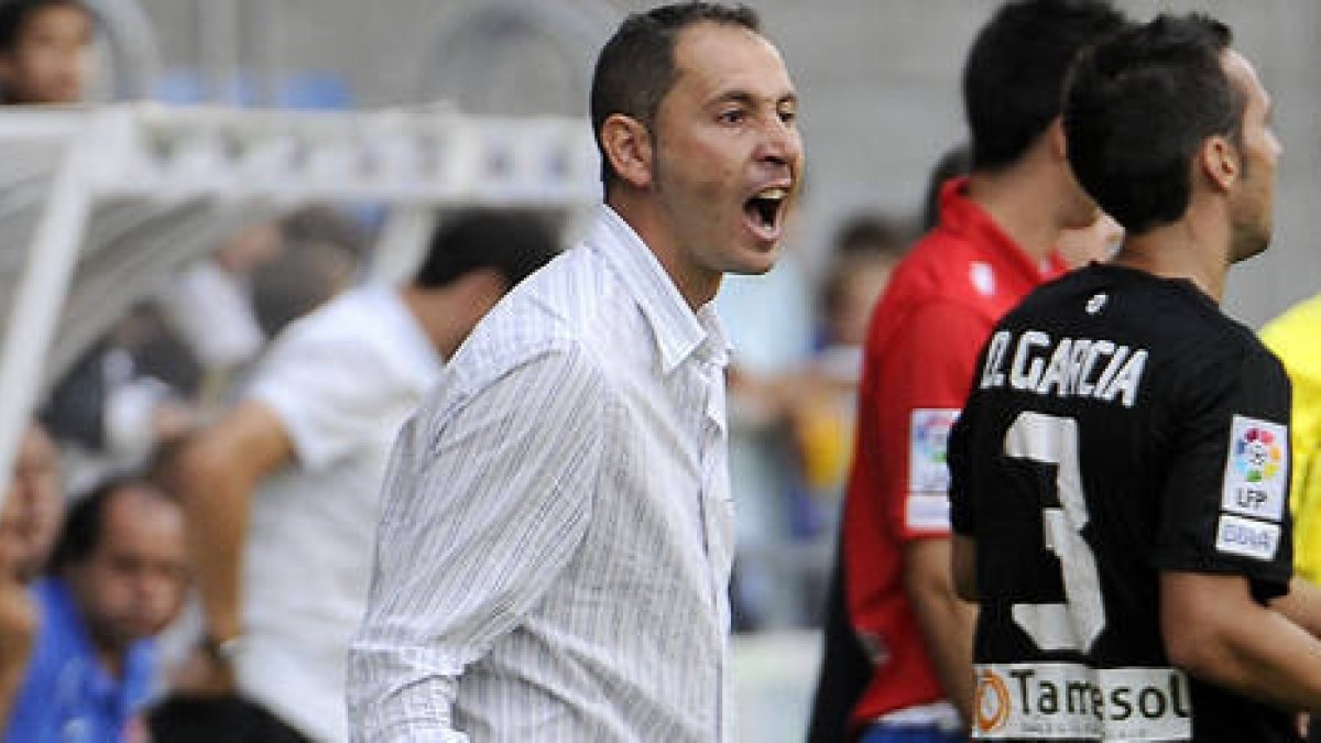 El técnico del Numancia, Pablo Machín, durante un partido en Los Pajaritos. / ÚRSULA SIERRA-