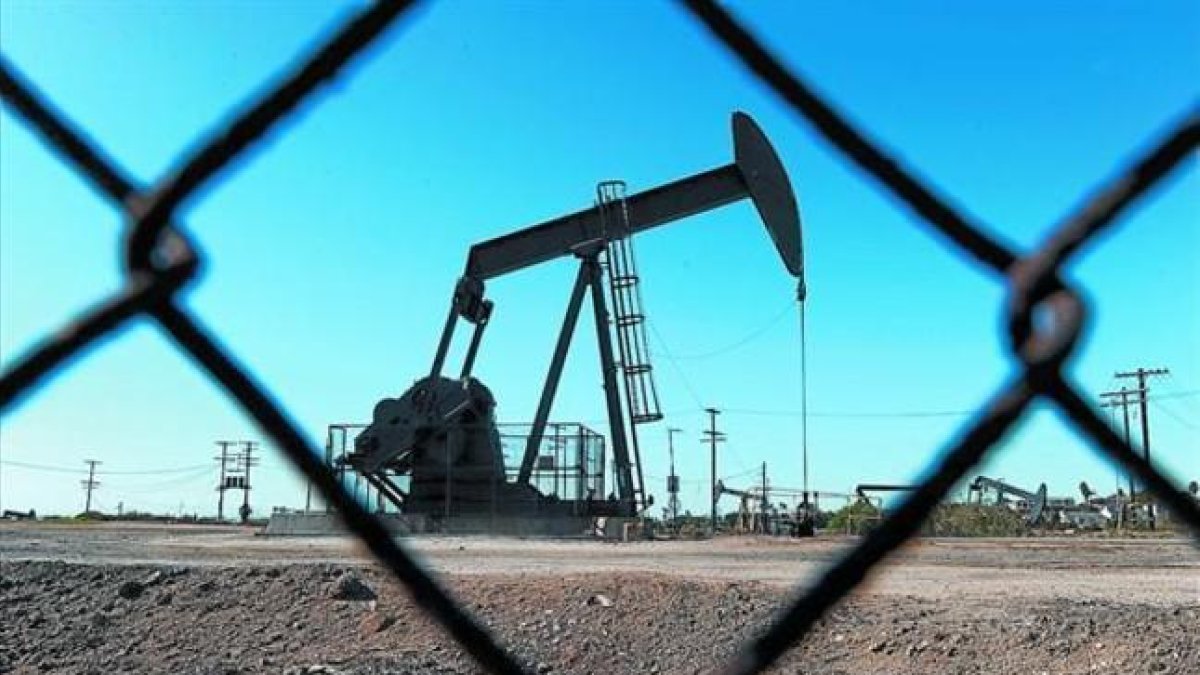 Campo de extracción de petróleo en EEUU.-AFP / MARK RALSTON