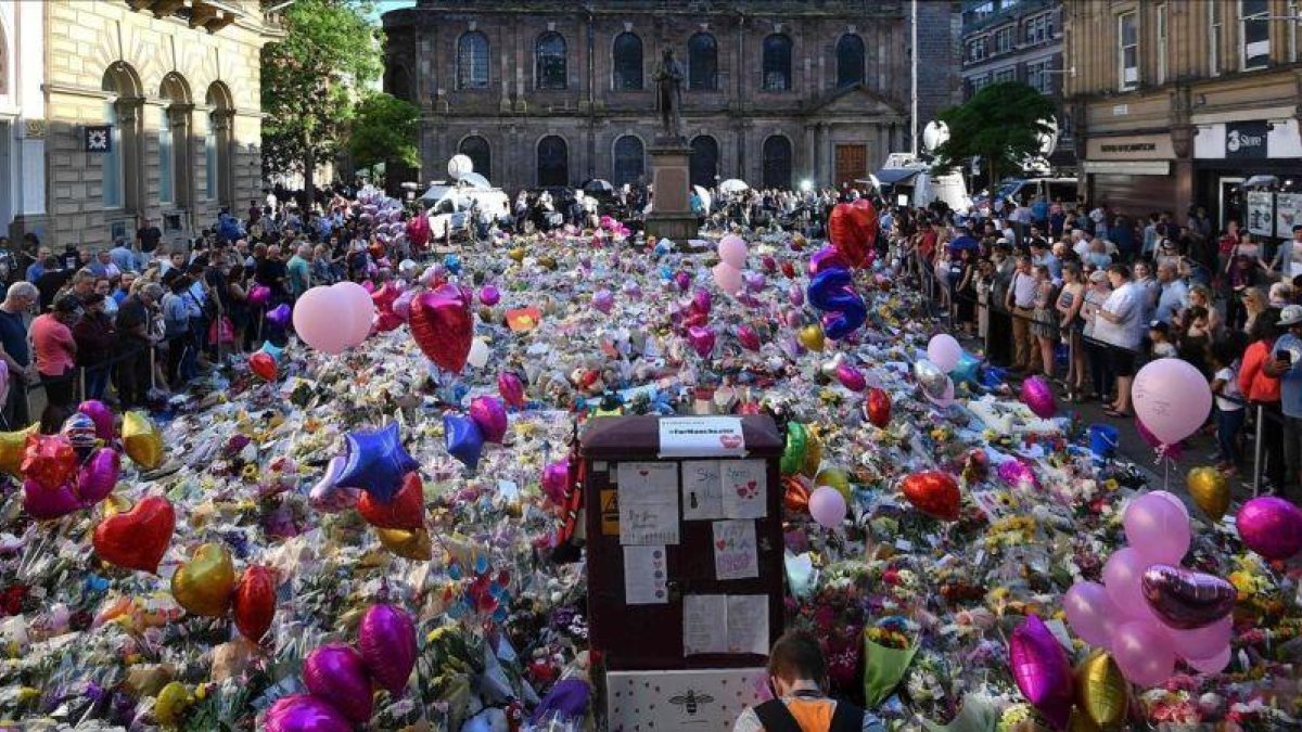 Homenaje a las víctimas del atentado en Saint Ann Square, en Manchester.-AFP / BEN STANSALL