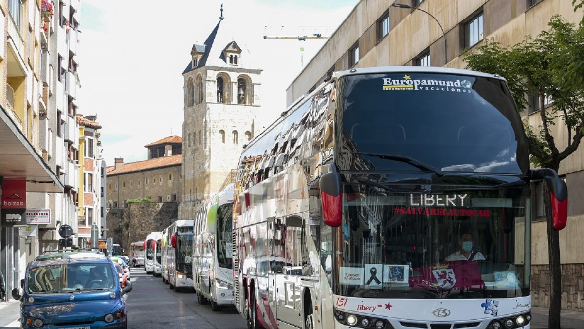 Profesionales del sector de transporte discrecional y turístico de viajeros recorren las calles de León en sus autobuses para manifestarse. / ICAL.