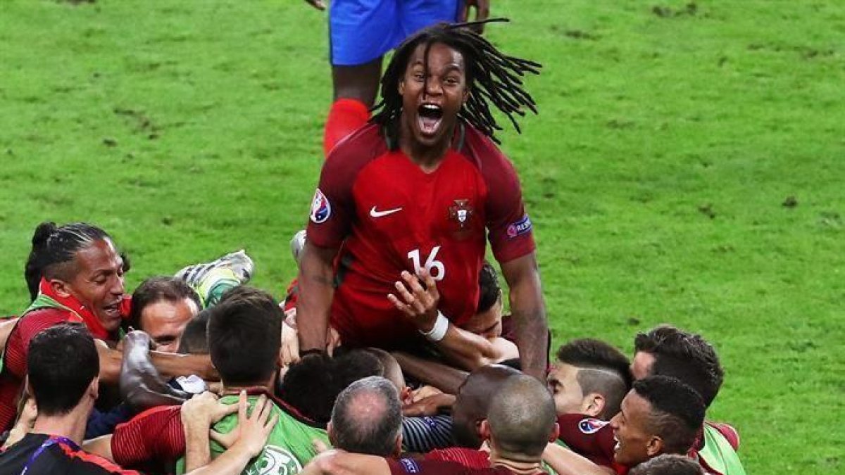 Renato Sanchez por encima de sus compañeros en la celebración del gol.-EFE